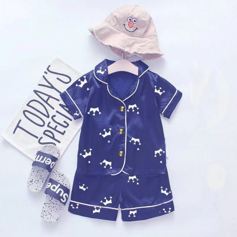 Bộ đồ ngủ pajamas gồm áo tay ngắn và quần ngắn in hình vương miện dành cho bé trai và bé gái