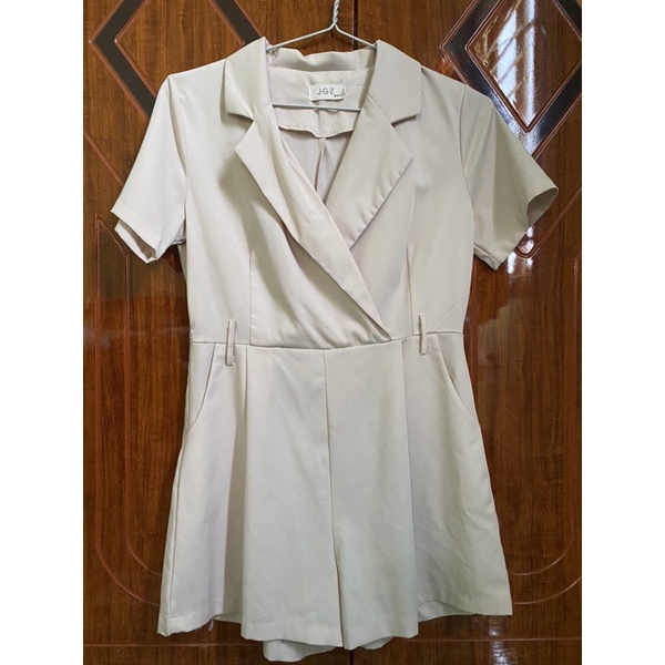 Pass jumsuit nữ cổ vest màu be