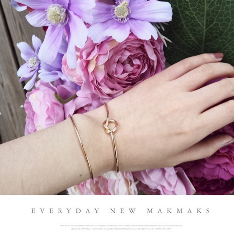 Vòng tay hở kiểu dáng trẻ trung, thời trang cho nữ | BigBuy360 - bigbuy360.vn