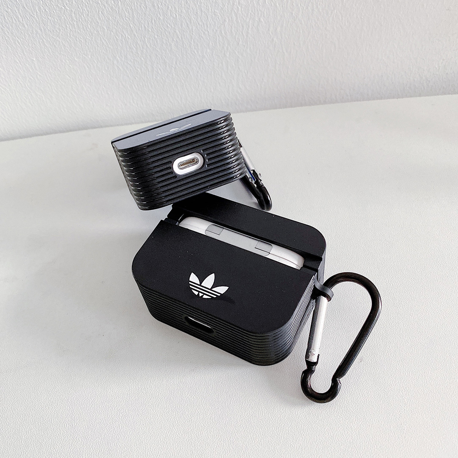 Vỏ Bảo Vệ Hộp Sạc Tai Nghe Airpods 1 / 2 / Pro Họa Tiết Adidas Kèm Móc Treo Tiện Dụng