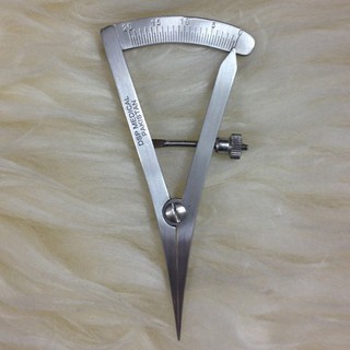 compa mắt dùng để đo mắt. nhấn mí