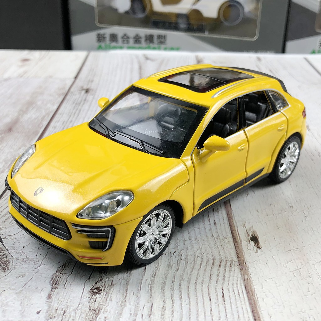 Xe mô hình ô tô  tỉ lệ 1:32 Porsche Macan Turbo bằng sắt, có đèn và âm thanh sống đống