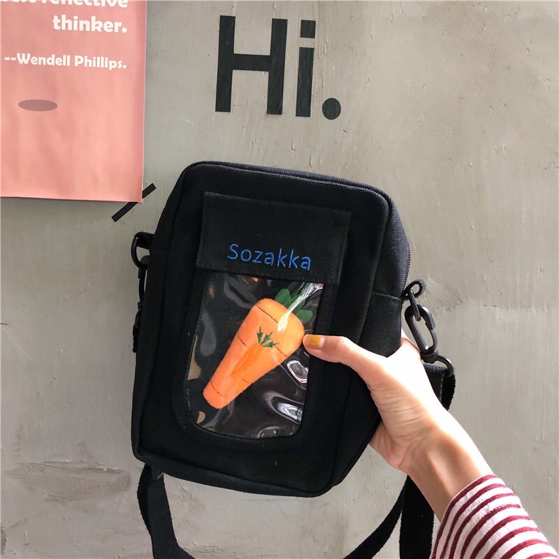 Túi đeo chéo hộp trong suốt kèm huy hiệu cà rốt bằng bông (có sẵn, hình thật)