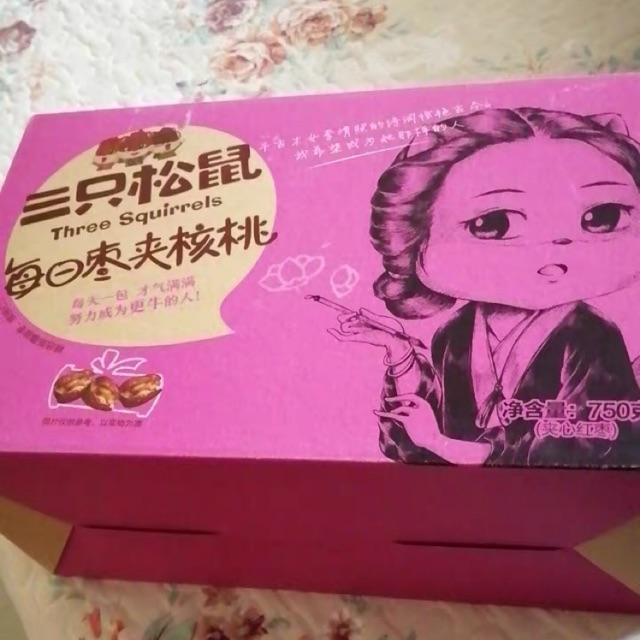 Combo 2 thùng Táo đỏ Tân Cương kẹp nhân hạt óc chó ba con sóc