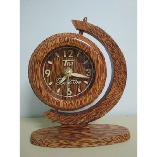 Đồng hồ để bàn hình quả địa cầu bằng gỗ dừa mỹ nghệ Bến Tre/Globe-shaped desk clock made of coconut wood from Ben Tre