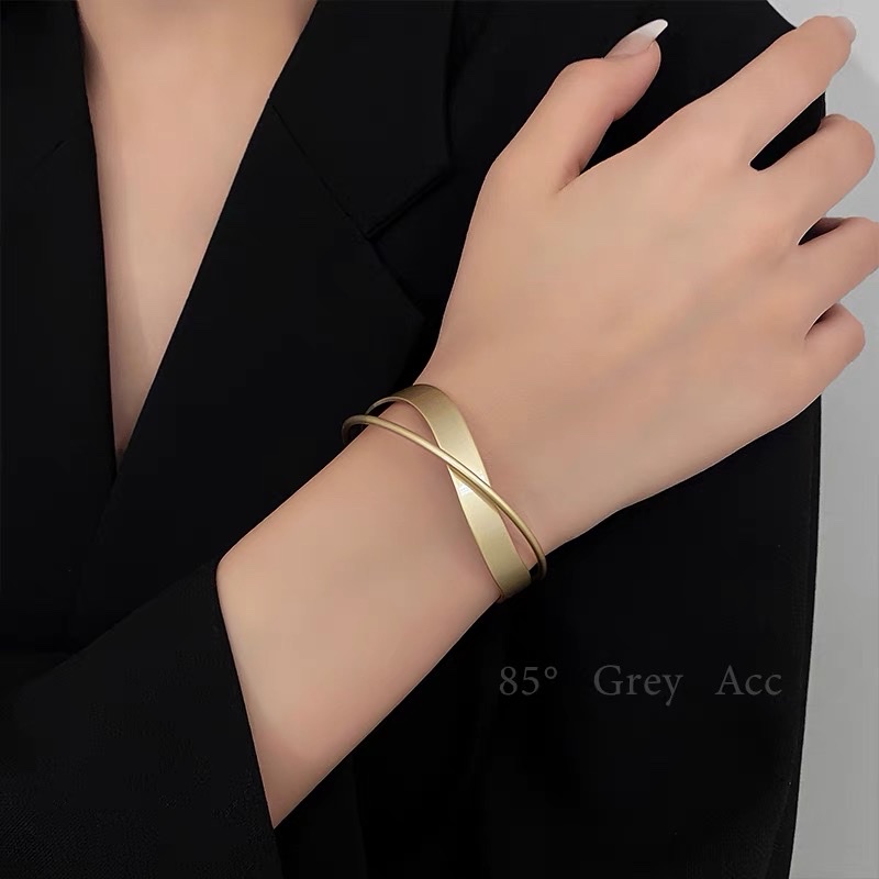 Lắc tay kim loại chữ C chi tiết xoắn - vòng tay nữ Graceful Accessories Shop