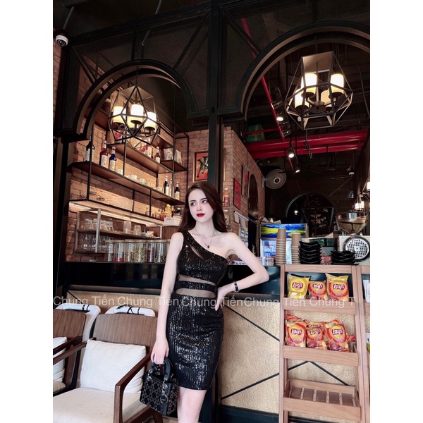 Đầm kim sa thiết kế lệch vai pha lưới
