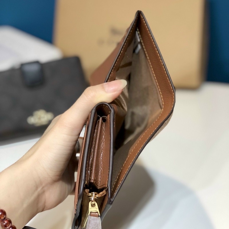 Ví Coach khoá cài màu cổ điển