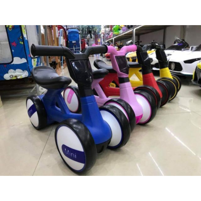 Xe chòi chân, xe thăng bằng cho bé dưới 3 tuổi có đèn, có nhạc