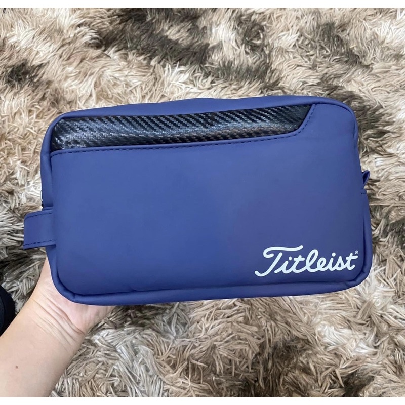 Túi cầm tay golf Titleist có khoá kéo đựng đồ cá nhân tiện lợi,golf bag