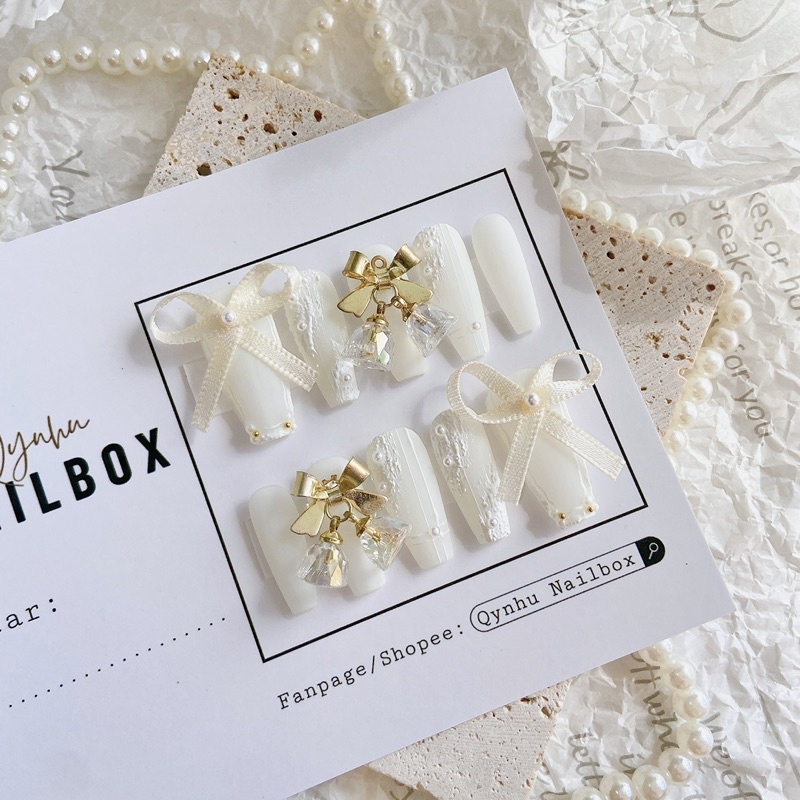 NAILBOX trắng charm chuông vàng thiết kế theo size