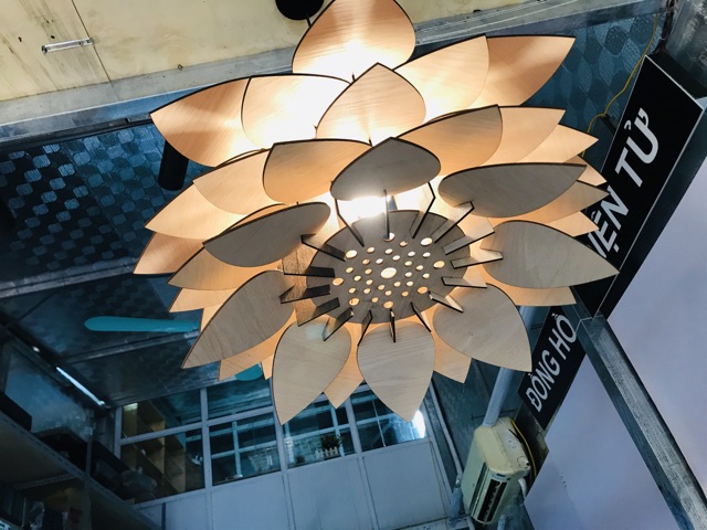Đèn led gỗ hình bông sen vàng