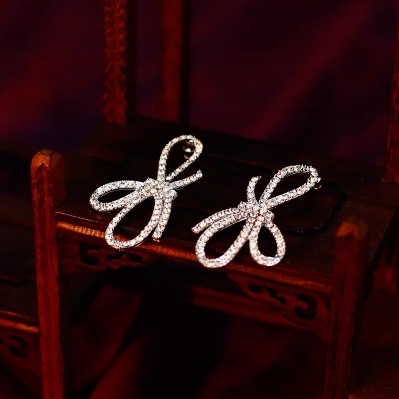 Bông tai khuyên tai nơ to quyến rũ, Phong cách Hàn Quốc tạo điểm nhấn sang chảnh cho bữa tiệc