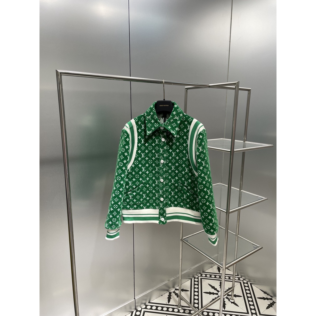 Áo khoác bomber nữ 𝑳𝒐𝒖𝒊𝒔 𝑽𝒖𝒊𝒕𝒕𝒐𝒏 LV cao cấp, hoạ tiết thương hiệu thời thượng
