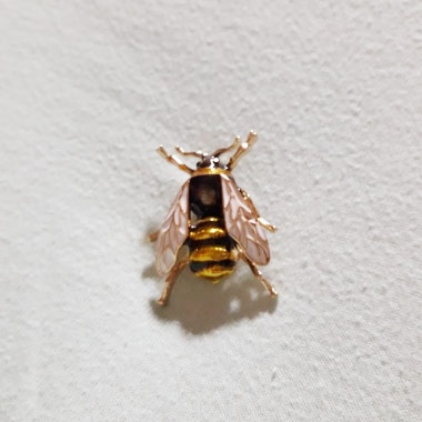 Trâm cài áo hình chú ong dễ thương cho bé