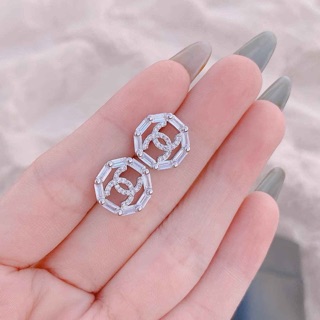 Khuyên tai hãng đính đá pha lê sáng lấp lánh