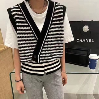 Áo len gile kẻ ngang cổ chữ V phong cách Nhật bản