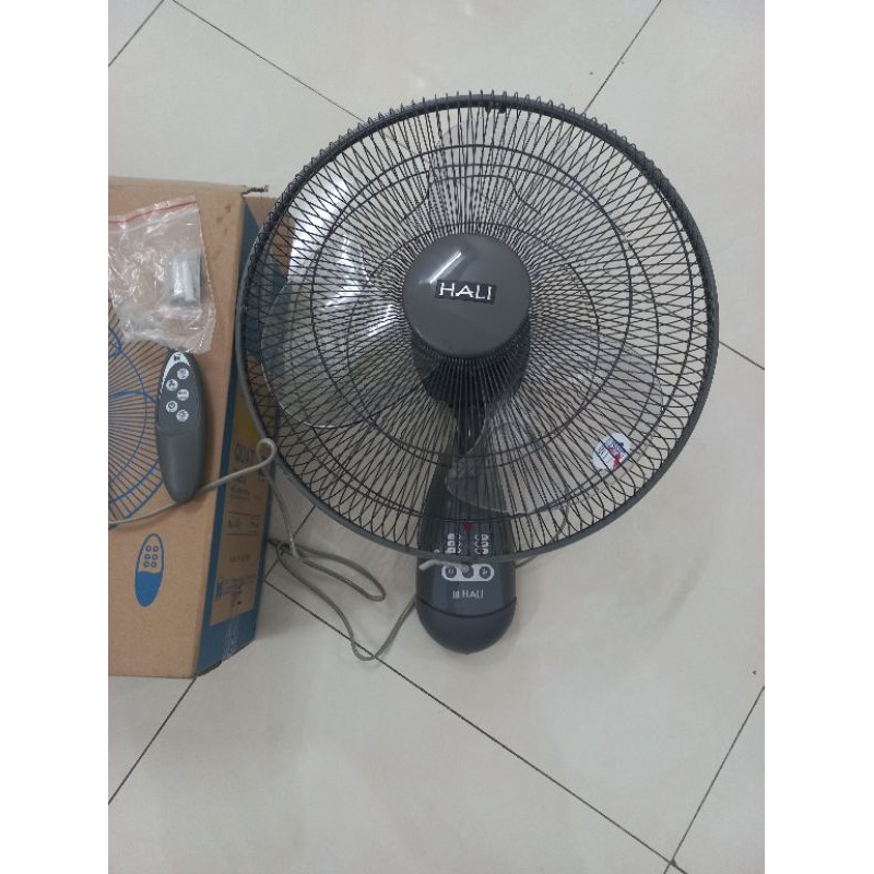 Quạt treo tường điều khiển từ xa HALI TR - 1
