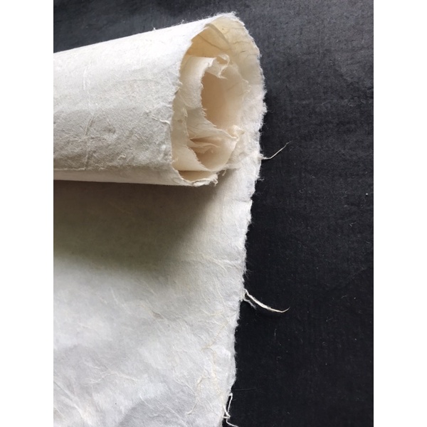 Giấy Dó Vân làm đèn hoặc viết thư pháp khổ 60x80cm với những sợi giấy thả trên bề mặt rất đẹp