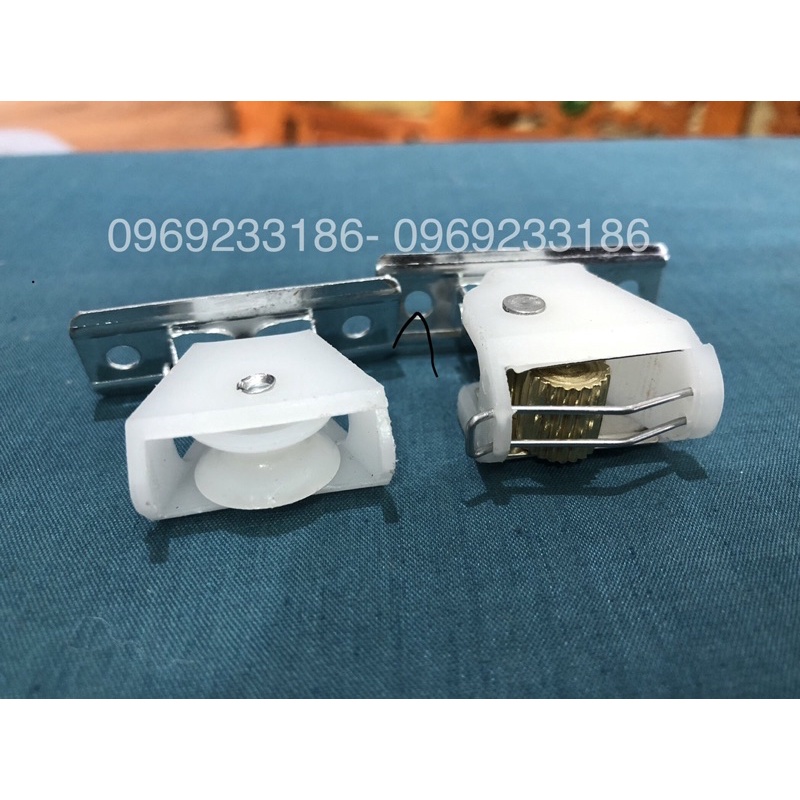 Ròng rọc tự khoá kéo đồ vật 1 bộ 2 sản phẩm như hình và Phụ kiện bắt rèm tre. Ròng rọc kéo mành tre, ròng rọc bạt dù.
