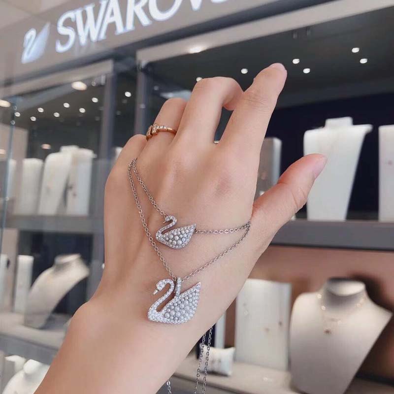 SWAROVSKI Vòng cổ Chính Hãng 100% Với Mặt Hình Thiên Nga Màu Gradient/Xanh Dương Gradient Thời Trang Cho Nữ
