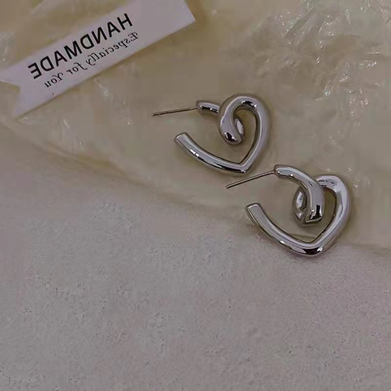 Khuyên Tai Nữ Hình Trái Tim Phong Cách Mới