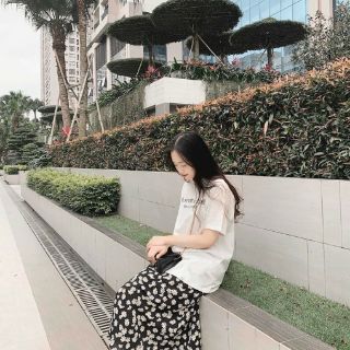 Set áo trắng chân váy hoa cúc