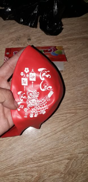 Chiếc bong bóng tròn In chữ CHÚC MỪNG NĂM MỚI loại to khi bơm 90cm hoặc 50cm bằng cao su