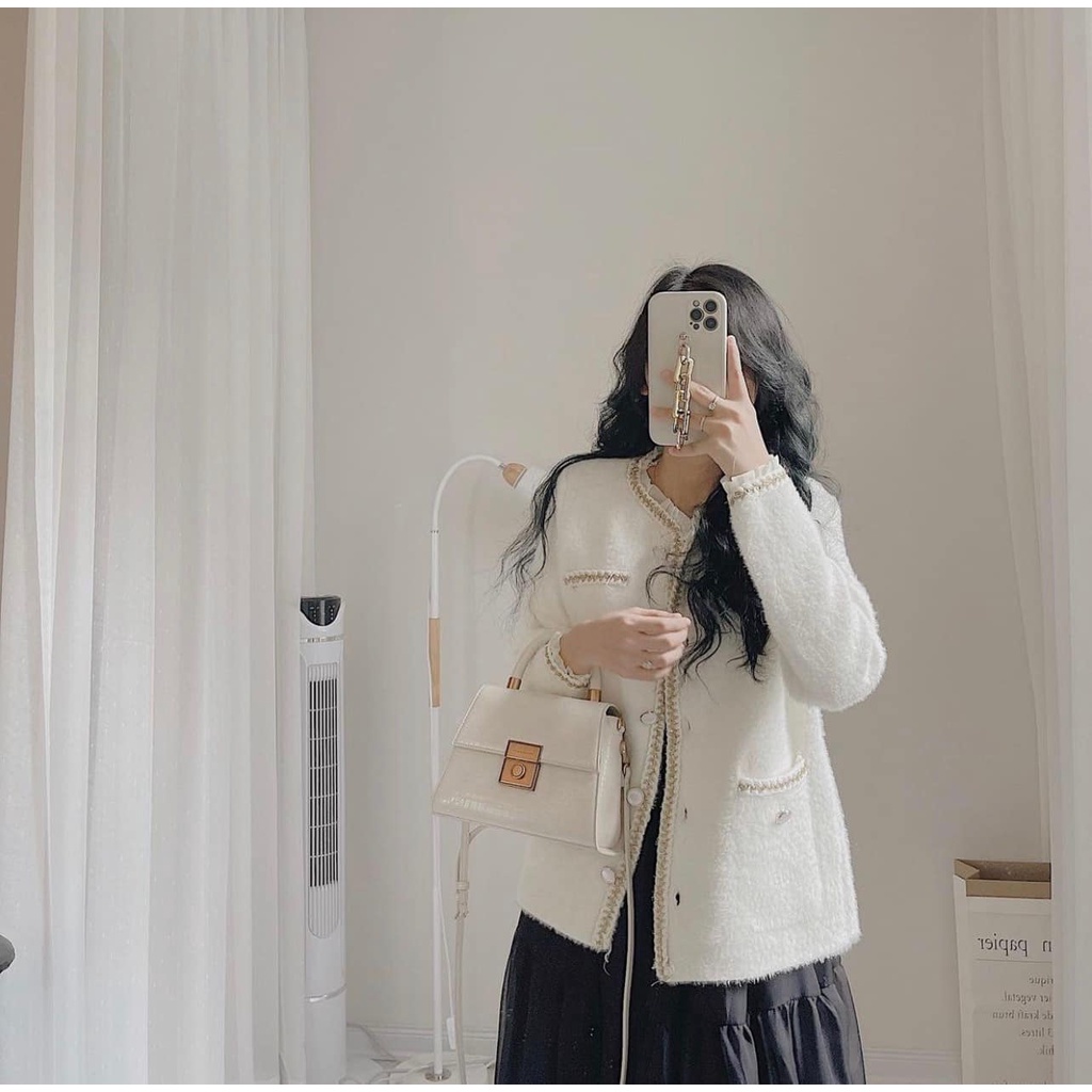Áo khoác len lông Thảo chi tiểu thư sang chảnh, áo khoác lông thỏ min màng, rất dày dặn và ấm áp.