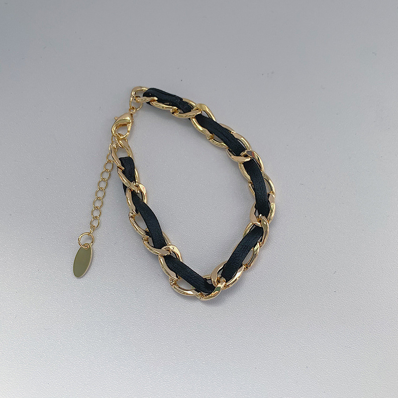 Vòng trang sức đeo tay phong cách retro dễ phối đồ