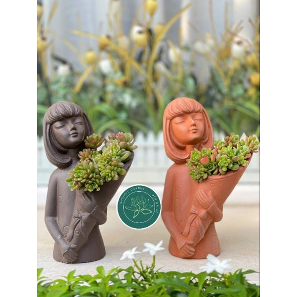 Chậu đất nung Bình Dương, bé gái ôm hoa tóc ngắn cao 26cm