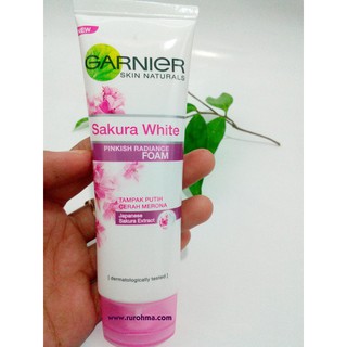 Sữa rửa mặt dưỡng trắng da Garnier Light Complete Foam Sakura White