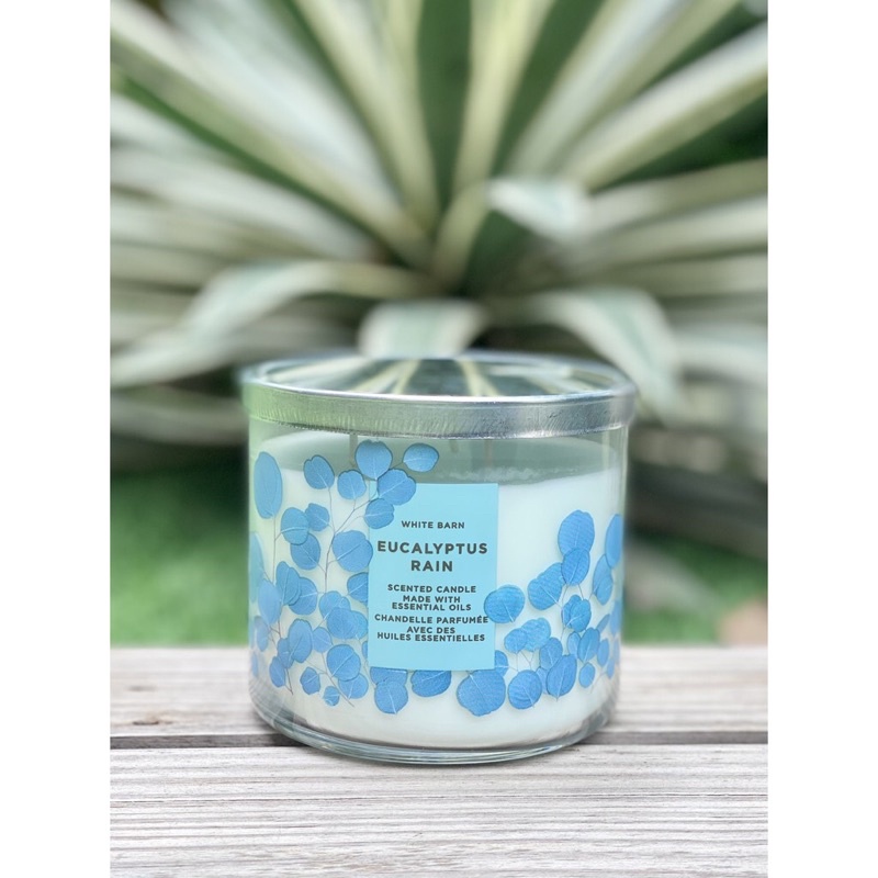 Nến thơm Bath And Body Works Eucalyptus and Rain.