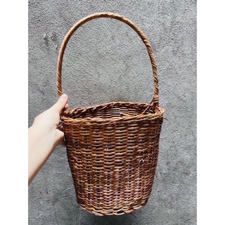 Giỏ cắm hoa bằng mây kiểu túi