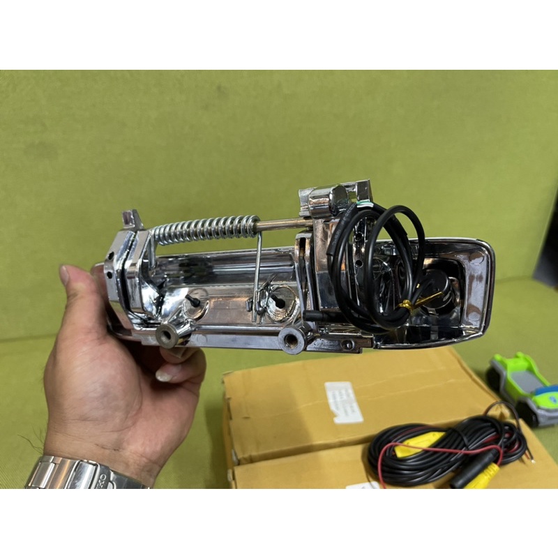 Tay mở cốp tích hợp cam lùi