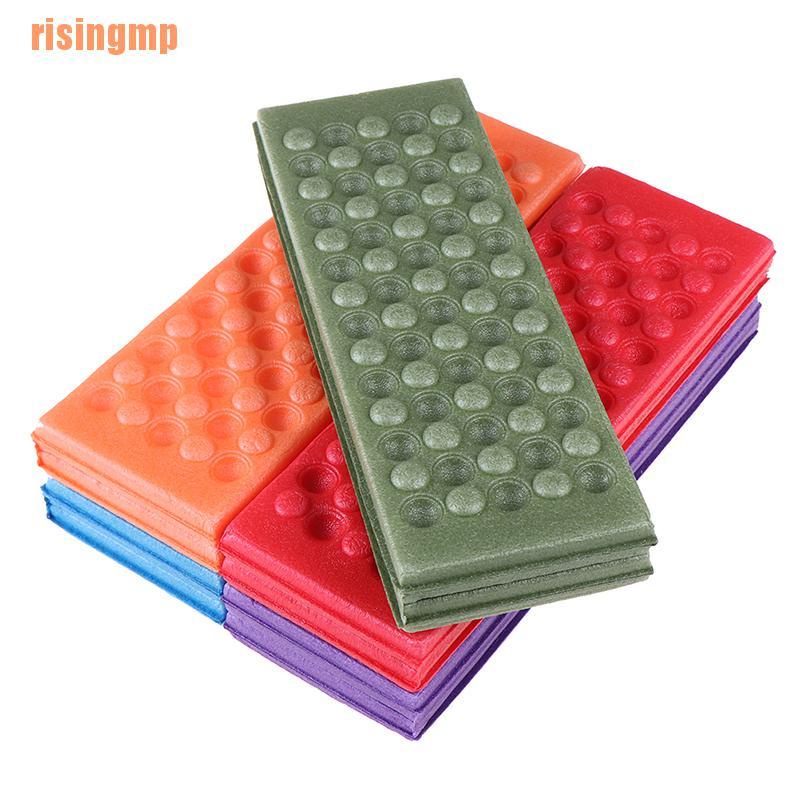 Thảm trải lót ngồi thiết kế gấp gọn tiện lợi phù hợp cho các hoạt động thể thao ngoài trời