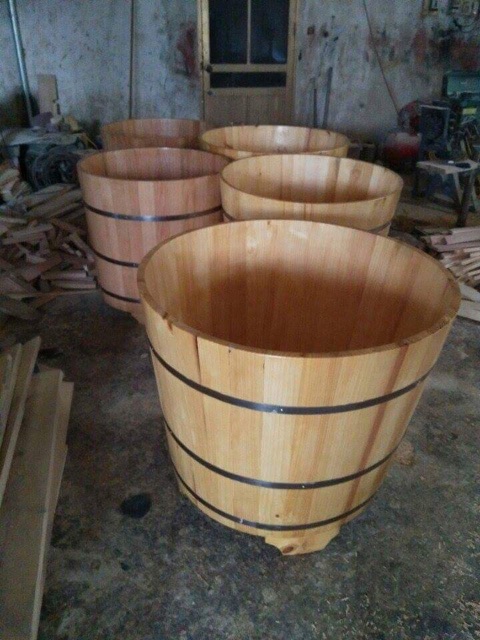 Bồn tắm gỗ hình tròn