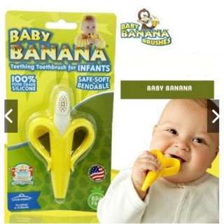 Gặm chuối cho bé