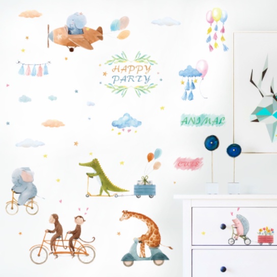 Decal trang trí tường - Cùng nhau chạy xe cùng các bạn thú