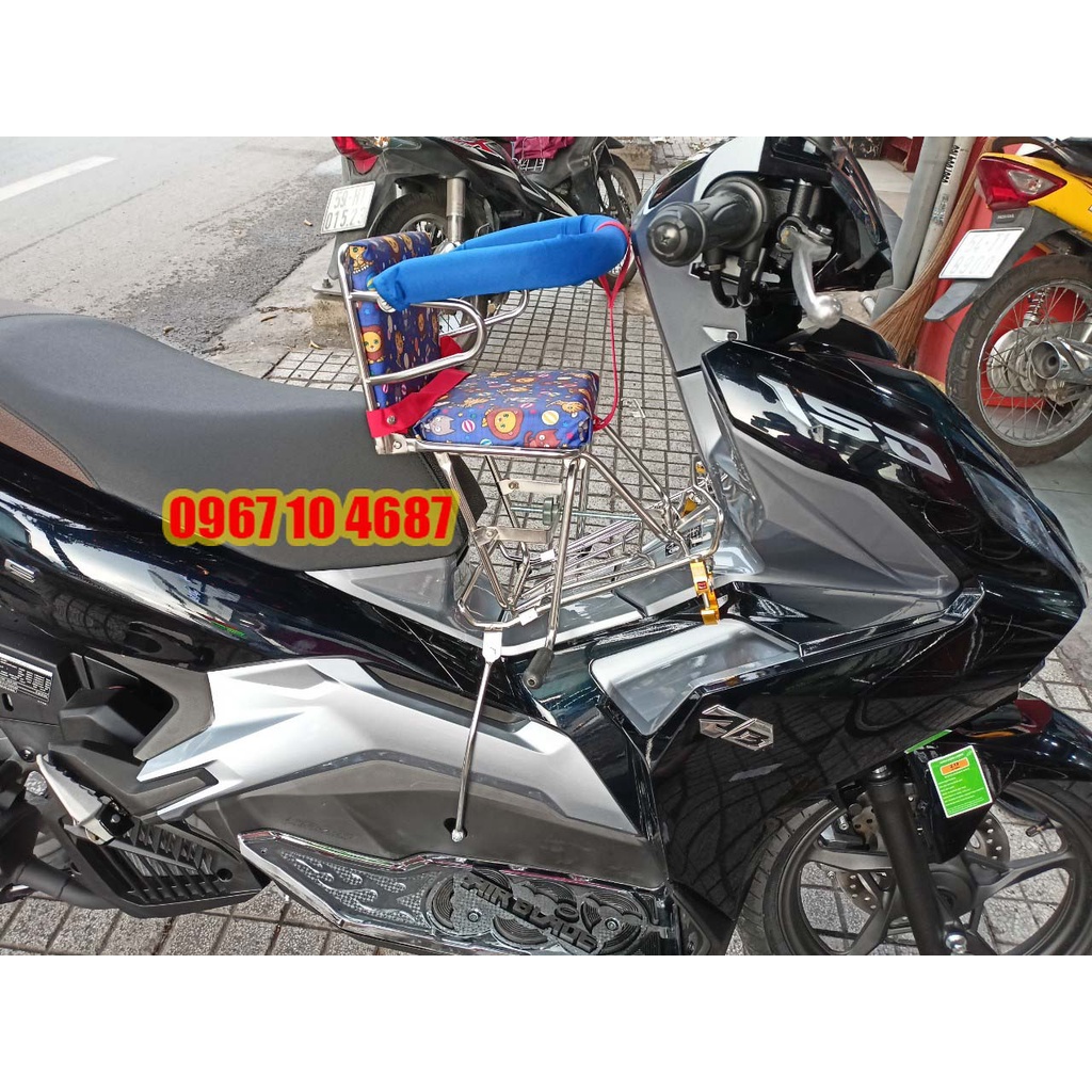 Ghế ngồi xe máy cho bé xe Air Blade có vòng bảo vệ chân ngắn