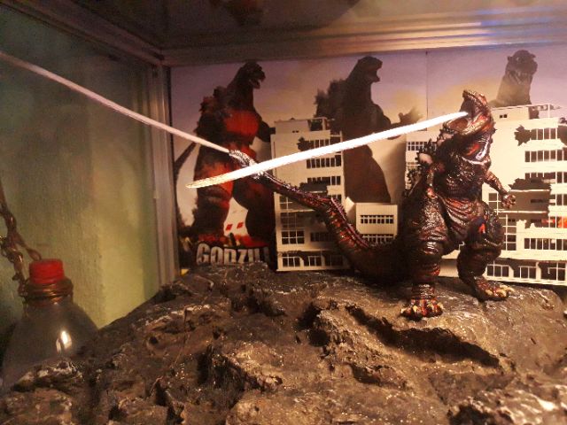 Mô hình đồ chơi quái vật khủng long Shin Godzilla NECA 2016 dạng phung tia laser.