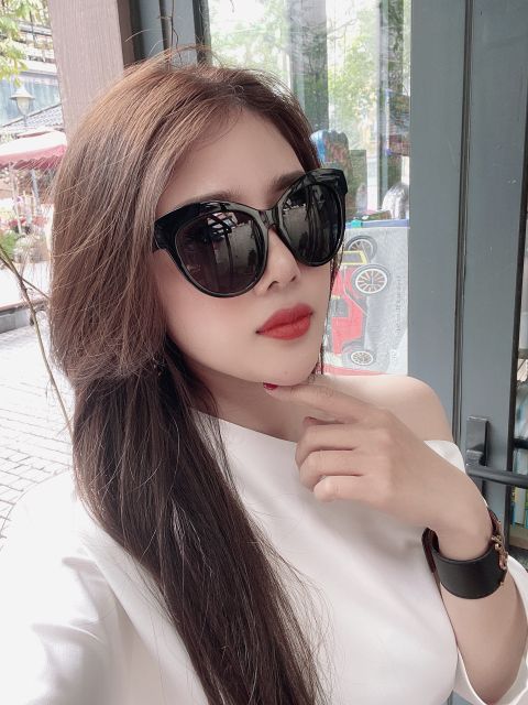 Kính Sinsay tặng kèm hộp và khăn - có bill mua hàng
