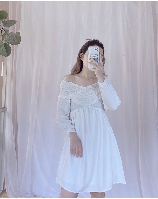 Đầm Bẹt vai xoè tay bồng