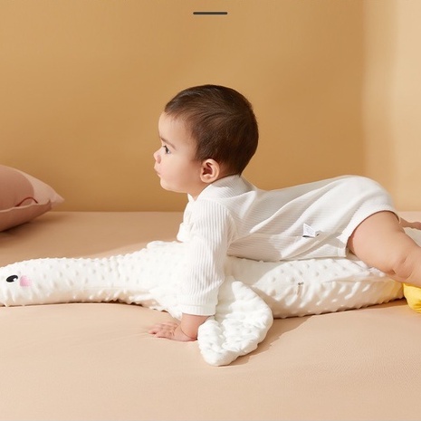 Gối vịt trắng nằm sấp chống đầy hơi cho bé Baby And Me