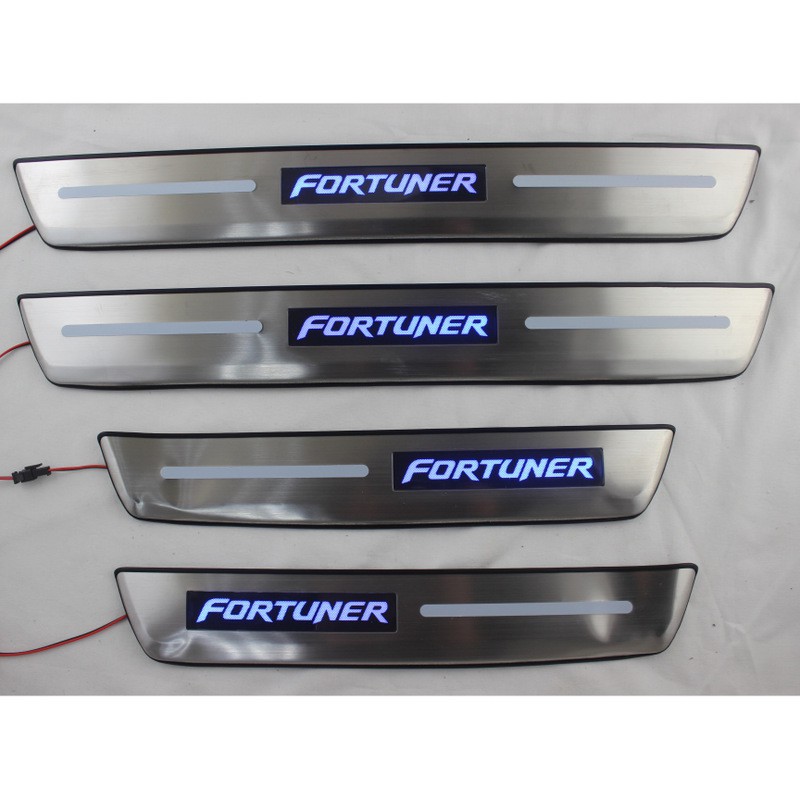 Fortuner có đèn LED nẹp bước chân bên ngoài lắt đặt xe đời 2016-2020