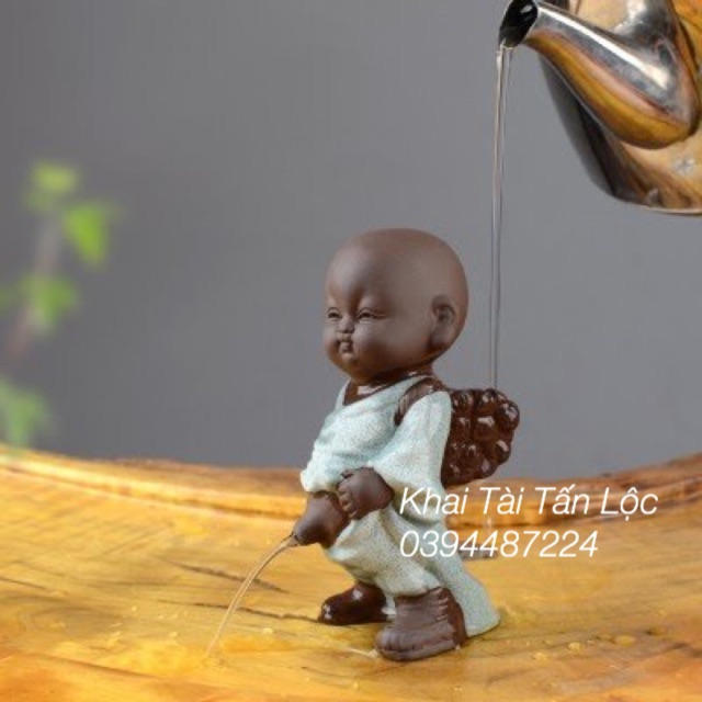 Chú tiểu đứng tè gốm tử sa