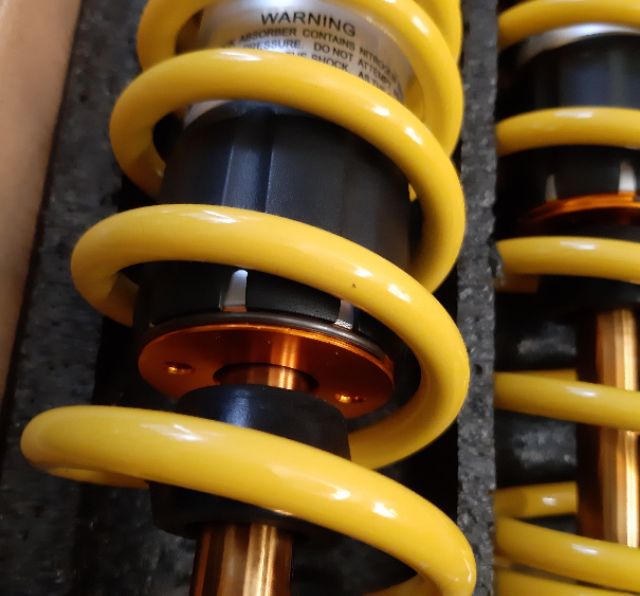 CẶP phuộc OHLINS ko bình dầu gắn WAVE RIM như hình 2 màu như hình ty 12 ly màu vàng