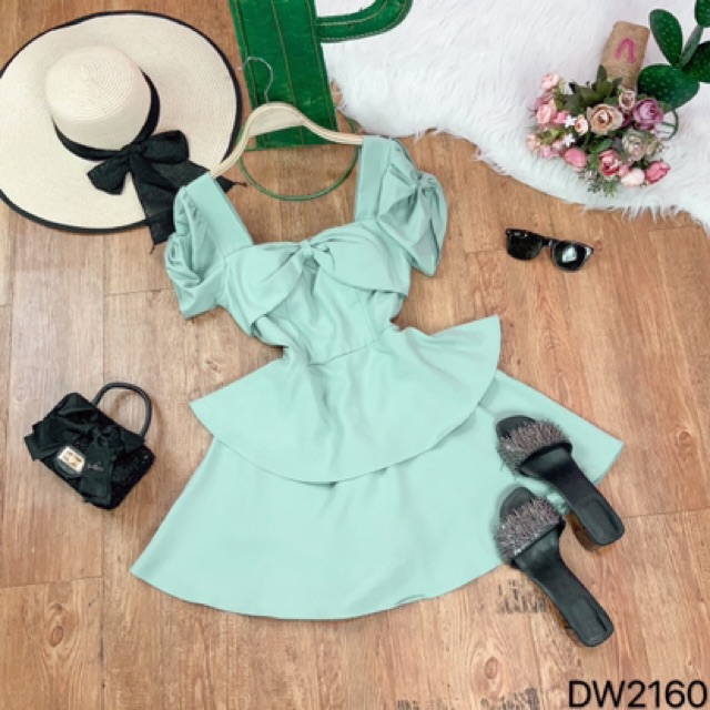 Đầm dáng xòe xếp tầng cổ vuông màu trơn xoắn nơ ngực tay ngắn nơ