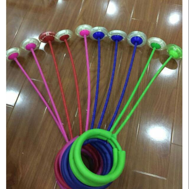 Con quay tập nhảy cho bé