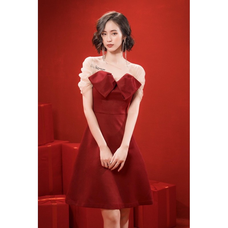 Váy đỏ thiết kế Chou.
